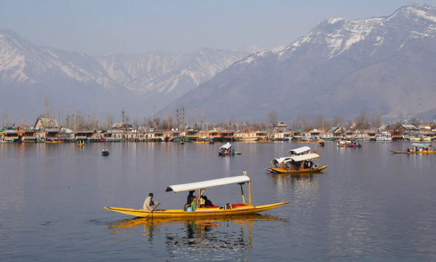 Tourists returned Kashmir