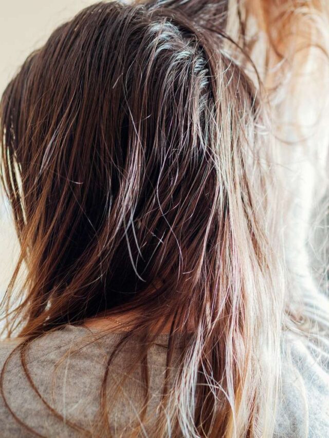 শ্যাম্পু করার পরের দিনই চুল তেলতেলে হয়ে যাচ্ছে? রইল মুক্তির উপায়