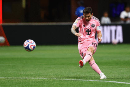 Messi Scores from free-kick