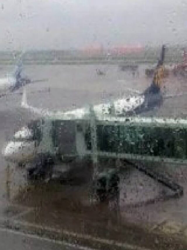 তুমুল বৃষ্টিতেও সচল কলকাতা বিমানবন্দর, তবে যাত্রীদের ভোগান্তি চরমে