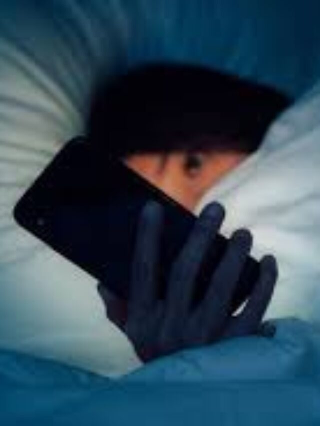 রাতের ফোন ব্যবহার কি আপনার আগামী দিনের শক্তি কেড়ে নিচ্ছে?