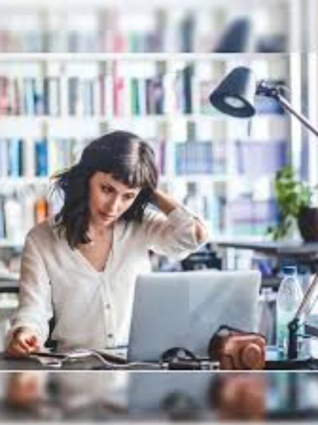 যে রাঁধে সে অফিসও সামলায়?