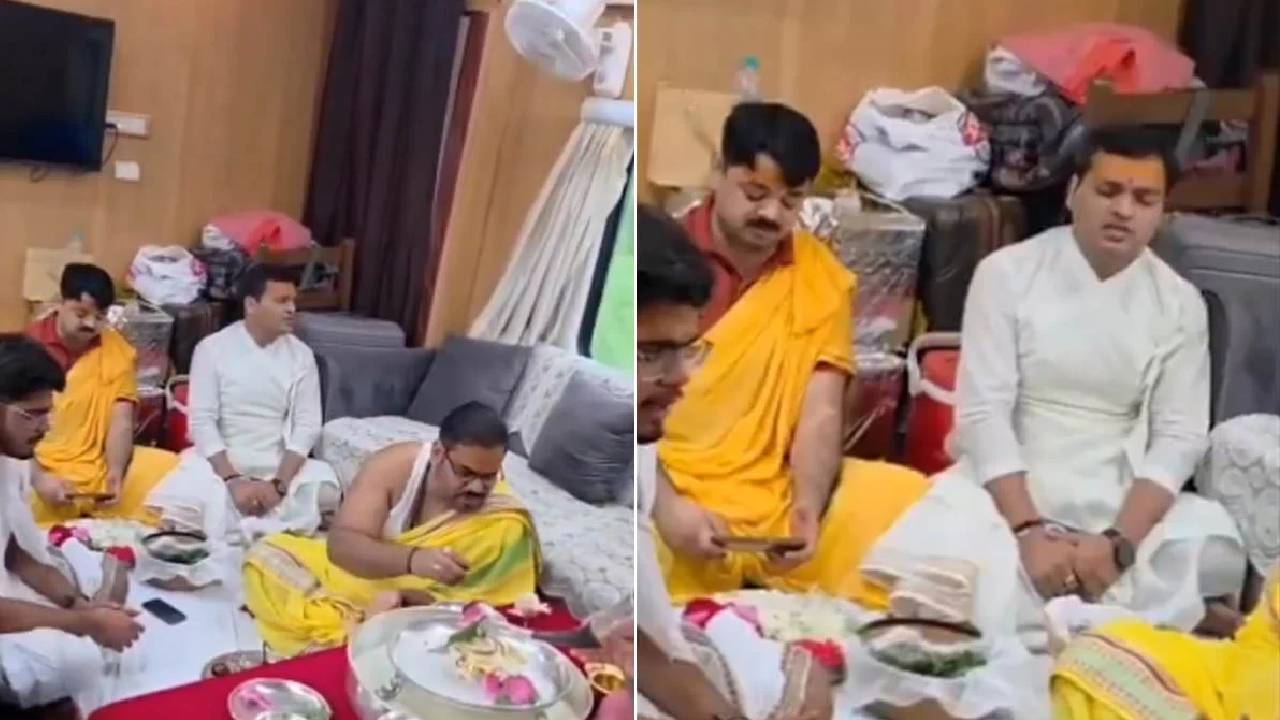 Puja In Train